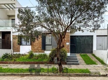 Casa · 74m² · 2 Dormitorios · 1 Cochera · Casa - Urca