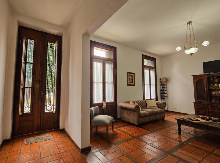 Casa · 250m² · 5 Ambientes · 2 Cocheras