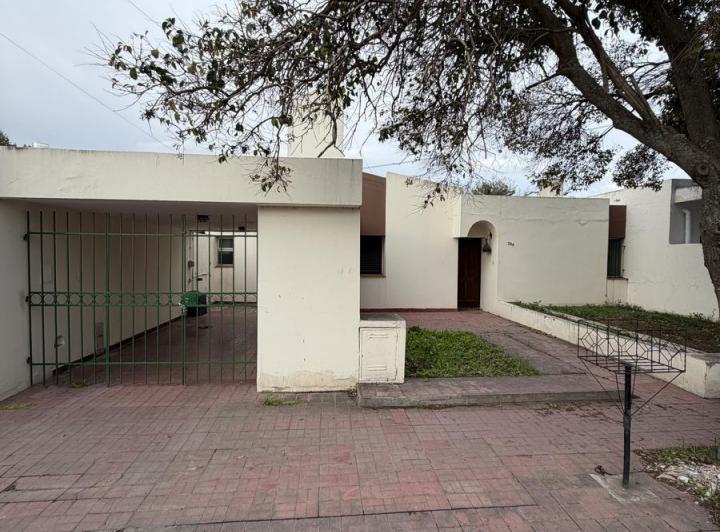Casa · 165m² · 2 Ambientes · 1 Cochera