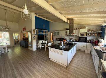 Casa · 300m² · 7 Ambientes · 2 Cocheras · Casa en Venta en Adrogue