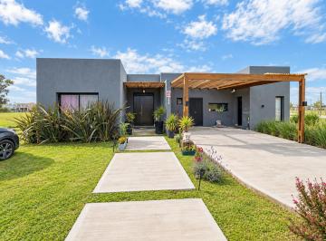 Casa · 143m² · 5 Ambientes · 2 Cocheras · Casa Lote 332 a La Laguna El Ensueño (Venta y Alquiler)!
