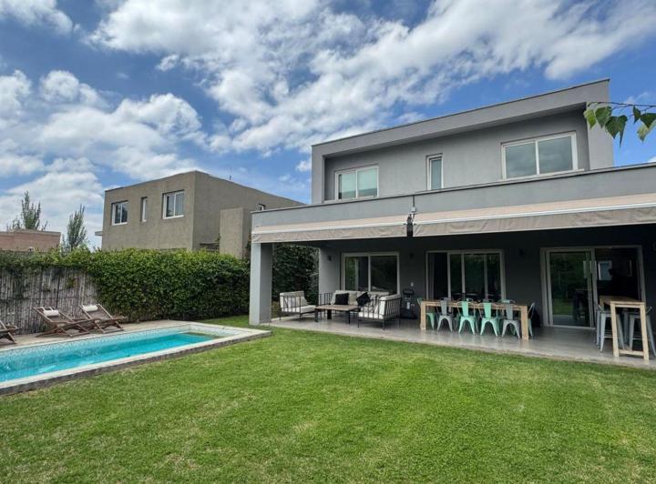 Casa · 350m² · 6 Ambientes · 3 Cocheras