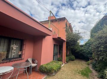 Casa · 210m² · 8 Ambientes · 2 Cocheras · Vende Casa en Dorrego Apta Crédito Hipotecario