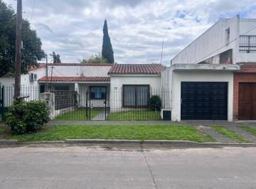 Casa · 120m² · 4 Ambientes · 2 Cocheras · Casa en Venta en Villa Tesei con Pileta, Quincho y Doble Cochera
