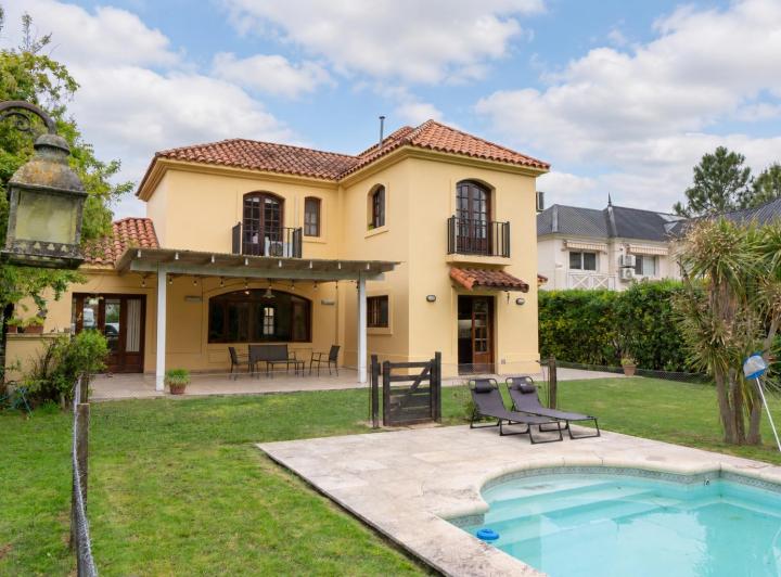 Casa · 220m² · 4 Ambientes · 2 Cocheras