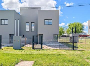 Casa · 108m² · 4 Ambientes · 1 Cochera · Dúplex en Alquiler de 3 Dorm. en Funes Town
