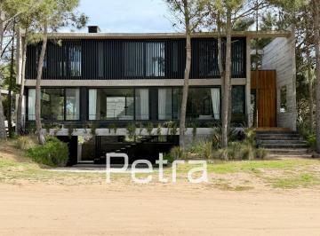 Casa · 450m² · 8 Ambientes · 2 Cocheras · Casa en Venta en Costa Esmeralda - Maritimo III
