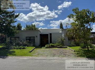 Casa · 600m² · 4 Ambientes · Casa Alquiler Enero Ano Nuevo en Barrio Buenos Aires Village