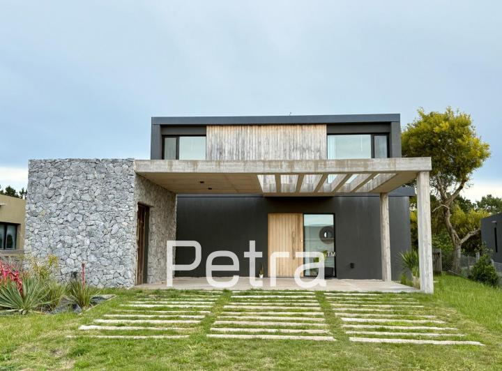 Casa · 220m² · 5 Ambientes · 1 Cochera