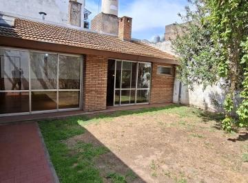 Casa · 133m² · 4 Ambientes · Casa Toda en Planta Baja de 4 Ambientes con Quincho y Jardín - en Venta