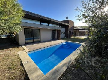 Casa · 102m² · 4 Ambientes · 2 Cocheras · Casa de 4 Ambientes, en Alquiler en Altos de Hudson II, con Parque con Jardin y Pileta.
