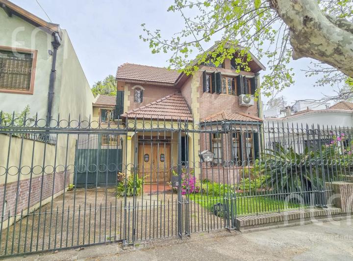 Casa · 300m² · 4 Dormitorios · 1 Cochera