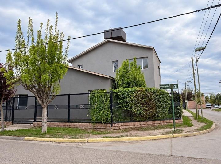 Casa · 200m² · 4 Ambientes · 2 Cocheras