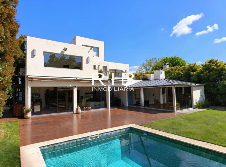 Casa · 529m² · 6 Ambientes · 2 Cocheras