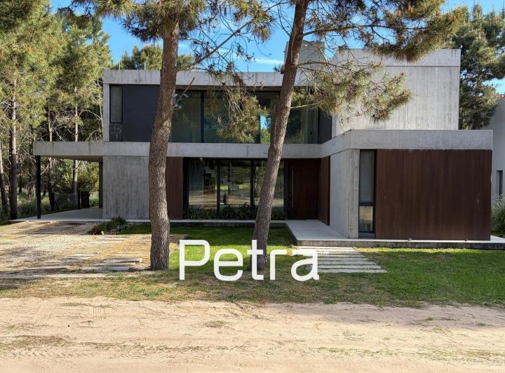 Casa · 280m² · 5 Ambientes · 1 Cochera