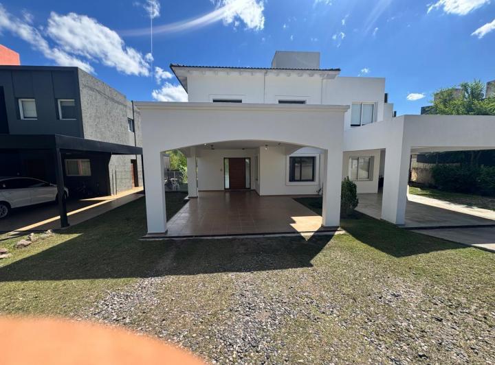 Casa · 210m² · 6 Ambientes · 2 Cocheras