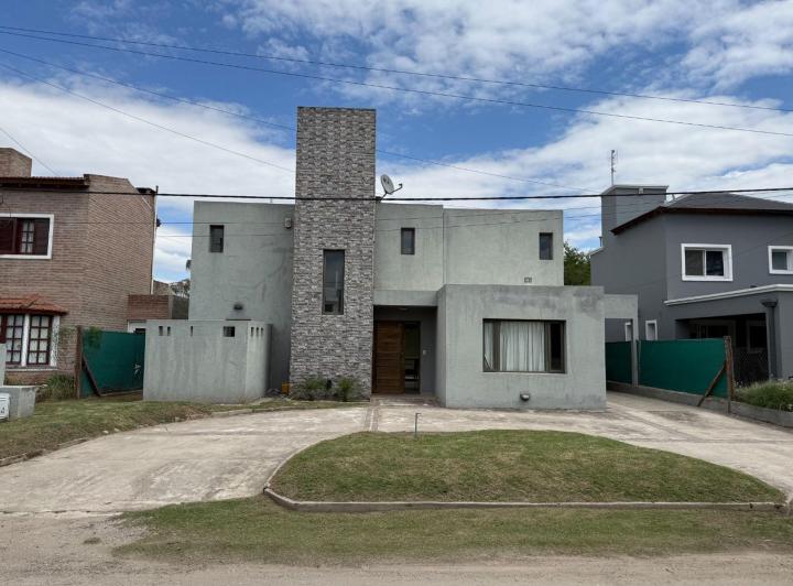 Casa · 245m² · 7 Ambientes · 2 Cocheras