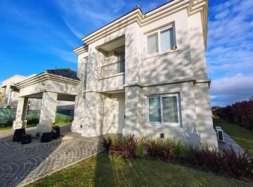 Casa · 296m² · 5 Ambientes · 2 Cocheras · Venta Casa 5 Ambientes 296 m² con Jardín Parrilla Galería en Las Acacias Haras del Sur III