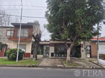 Casa · 52m² · 3 Ambientes · 1 Cochera · Venta Casa 3 Ambientes con Patio en Monte Chingolo