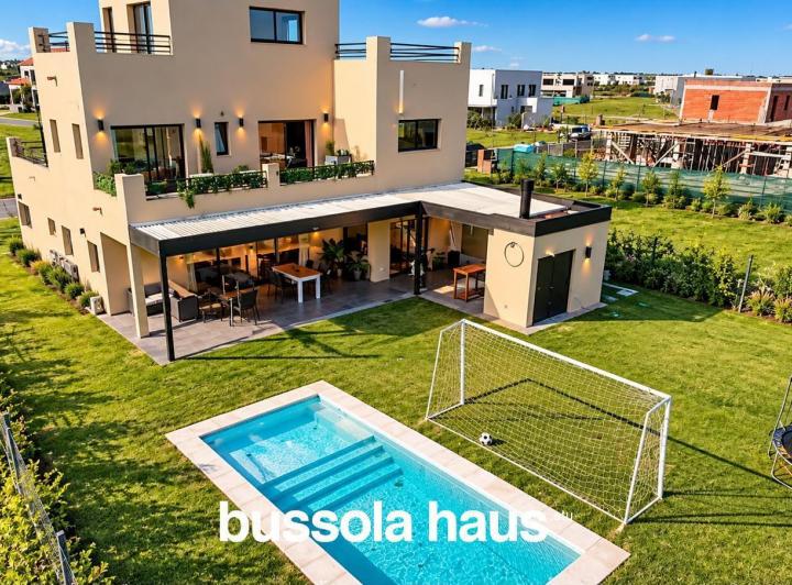 Casa · 250m² · 6 Ambientes · 4 Cocheras