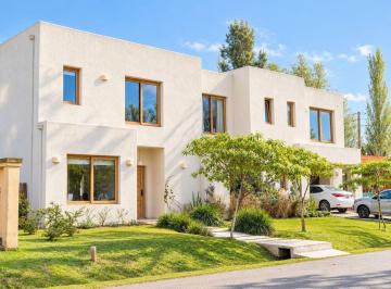 Casa · 320m² · 7 Ambientes · 2 Cocheras · Casa en Alquiler Temporal - Barrio Cerrado Bella Vista Chico