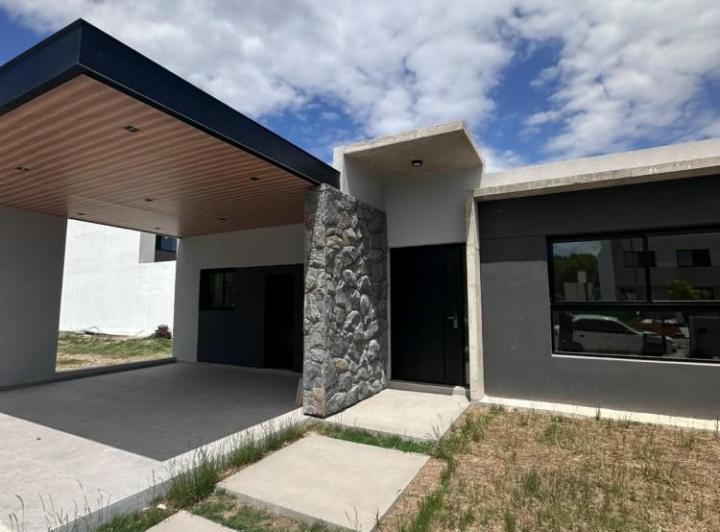 Casa · 210m² · 4 Ambientes · 2 Cocheras