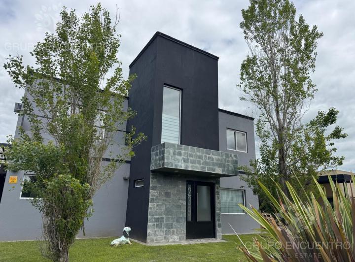 Casa · 180m² · 6 Ambientes · 2 Cocheras