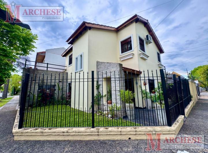 Casa · 215m² · 5 Ambientes · 2 Cocheras