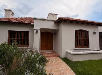 Casa · 284m² · 3 Dormitorios · 2 Cocheras · Casa en Venta en Chacras de Coria