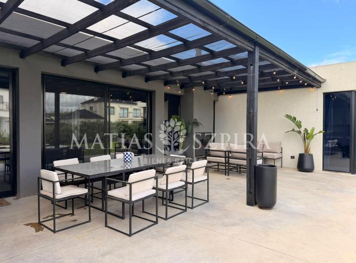 Casa · 195m² · 4 Ambientes · 2 Cocheras