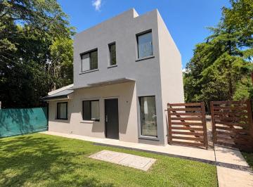 Casa de 4 ambientes, Berazategui · Viví El Verano en El Carmencito | Casa Amueblada con Pileta en Alquiler Temporario