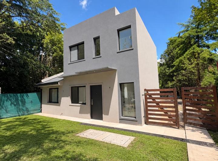 Casa · 83m² · 4 Ambientes · 2 Cocheras