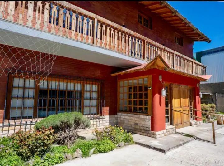 Casa · 350m² · 6 Dormitorios · 1 Cochera