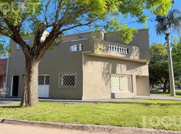 Casa · 82m² · 3 Ambientes · 1 Cochera · Casa con Cochera y 2 Dorm. en Venta. Barrio Sargento Cabral
