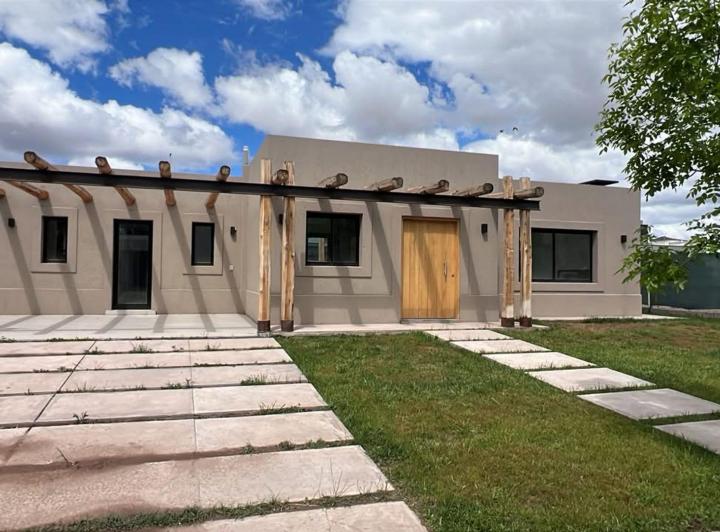 Casa · 150m² · 3 Ambientes · 4 Cocheras