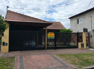 Casa de 4 ambientes, Lomas de Zamora · Casa en Alquiler Ideal Para Dos Familias, con Doble Cochera, Jardín y Quincho