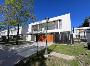 Casa · 164m² · 6 Ambientes · 4 Cocheras · Grand Bell II Casa en Venta