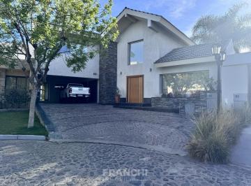 Casa · 357m² · 4 Dormitorios · 2 Cocheras · Casa en Villa Nueva de Guaymallen