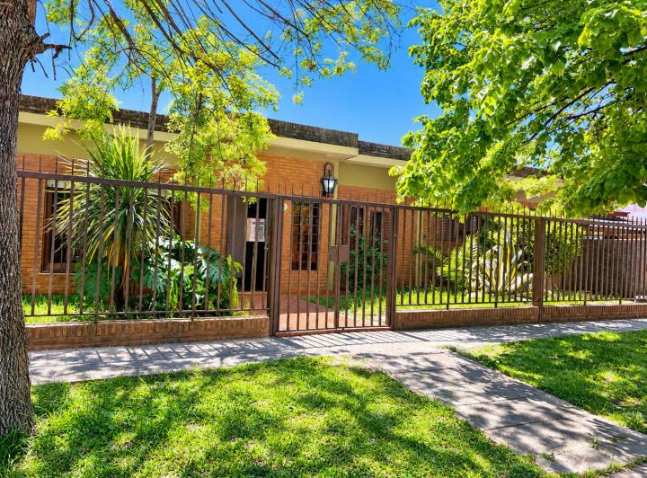 Casa · 240m² · 4 Ambientes · 2 Cocheras