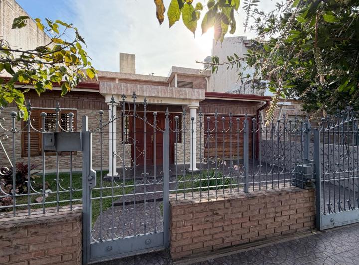 Casa · 240m² · 4 Dormitorios