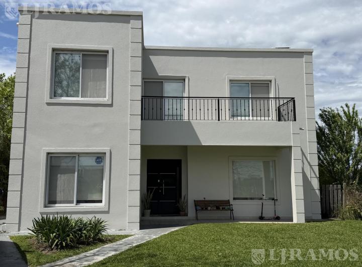 Casa · 210m² · 5 Ambientes · 2 Cocheras