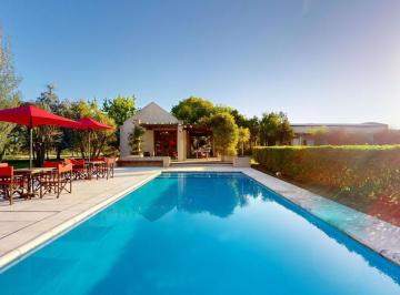 Casa · 200m² · 8 Ambientes · 10 Cocheras · Quinta en Alquiler Temporario - Los Hornos