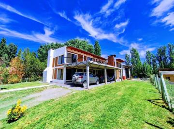 Casa · 410m² · 9 Ambientes · 3 Cocheras · En Venta | Casa de 5 Dorm. con Galpón y Piscina | Cinco Saltos