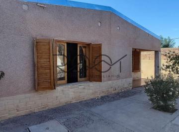 Casa · 94m² · 5 Ambientes · En Venta | Casa de 3 Dorm. con Patio y Cochera Sobre Lote de 370 m² | Centro – Catriel