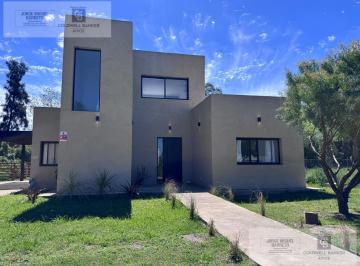 Casa · 134m² · 4 Ambientes · 2 Cocheras · Casa 4 Ambientes con Pileta Parrilla Galeria Cochera en El Barrio El Ensueño