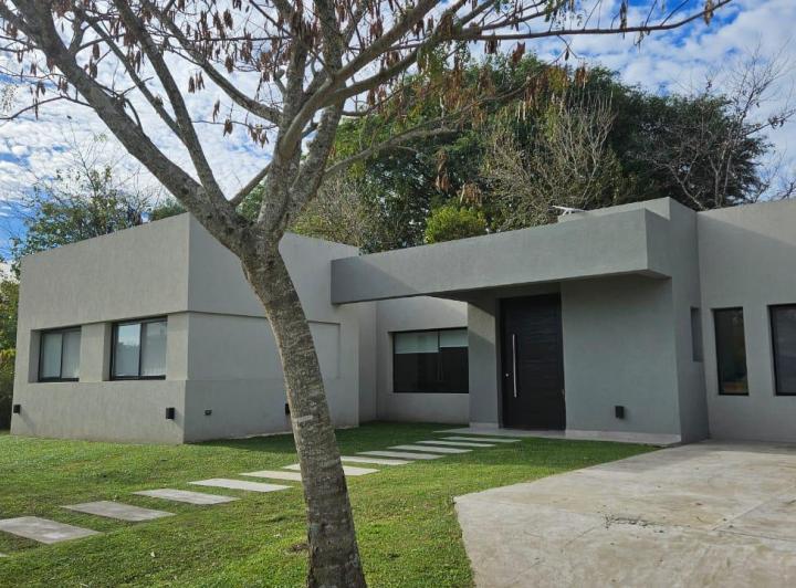 Casa · 180m² · 4 Ambientes · 2 Cocheras