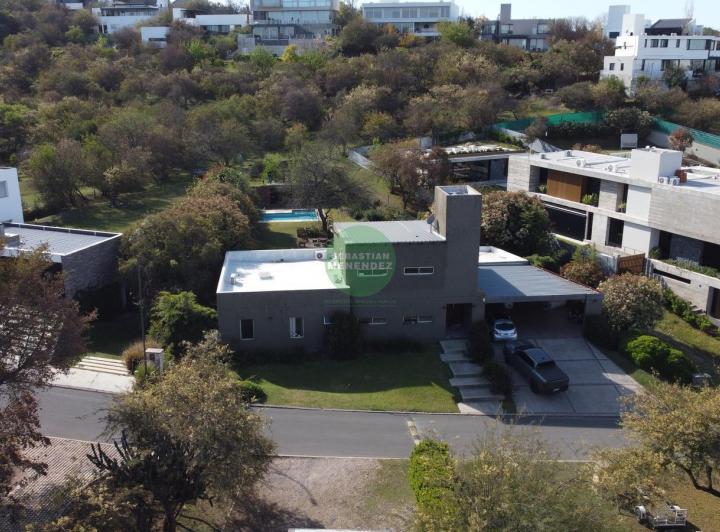 Casa · 490m² · 6 Ambientes · 2 Cocheras