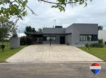 Casa · 141m² · 4 Ambientes · 2 Cocheras · Casa en Venta San Lucas con Amplia Galería