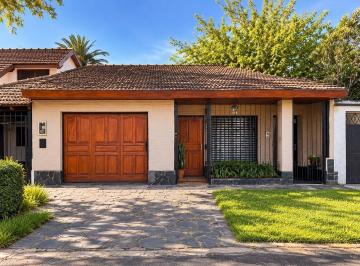 Casa · 1m² · 4 Ambientes · 1 Cochera · Casa 4 Ambientes con Jardín y Garage Cubierto