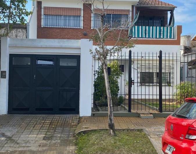 Casa · 8 Ambientes · 1 Cochera